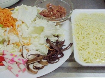 step1: 先準備好所需<span class="group_1">材料</span>ˊ並清洗處理成所需大小ˊ 豬肉絲用<span class="group_2">肉絲醃料</span>醃漬入味備用