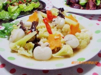 step7: 歐巴桑的懶人法是直接一鍋到底ˊ 要精細些白花椰菜也可先川燙ˊ 如果有薑絲運用一下也不錯ˊ 因為家裡剛好用完ˊ就省略了。 喜歡的再做做看。