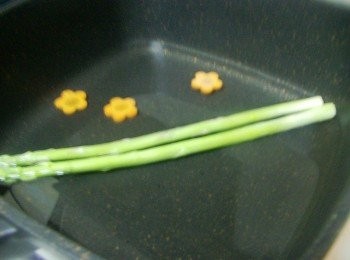 step4: 取鍋子放入酌量的水ˊ燙熟蘆筍和紅蘿蔔