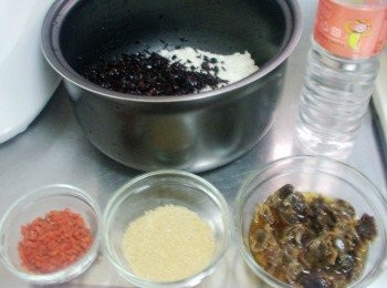 step1: 先準備好所需<span class="group_1">材料</span>ˊ紫糯米要記得先洗淨泡水1小時以上ˊ 白米依平日煮飯方式洗淨即可ˊ <span class="group_2">配料</span>中的桂圓剪小塊些和米酒2大匙ˊ先浸泡備用