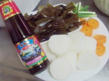 step1: 準備好所需<span class="group_1">材料</span>ˊ紅白蘿蔔去皮切約2公分圓段ˊ蔥切小段ˊ 昆布結沖洗後備用