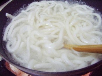 step8: 準備一湯鍋加入酌量水煮沸ˊ 擺入烏龍麵煮至熟透