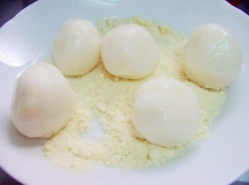 step6: 盤子加入適量起司粉ˊ將麻糬球擺入ˊ 表面均勻沾裹ˊ完成再灑上少許彩色巧克力米點綴即可