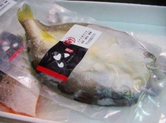 step1: 六源味黃魚一夜干ˊ料理前只需自然解凍ˊ 甚至連劃刀抹鹽都免了ˊ非常的方便。 這裡可以買到喔: http://www.pcstore.com.tw/kmlfish/S629179.htm