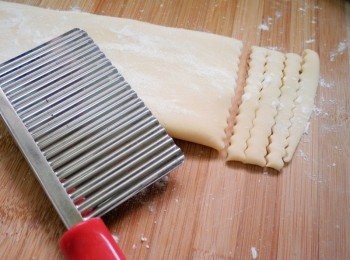 step5: 接著灑上少許手粉ˊ將麵皮摺疊後用波浪刀切成麵條