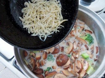 step3: 豆奶开始冒泡泡后，把汤里的浮渣取出，加入江鱼仔。