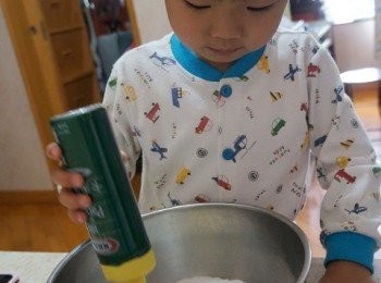 step2: 之後就將芝士粉倒入糯米粉內溝好，依個任務當然係交俾仔仔負責啦~