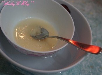 step2: 魚膠粉(9g)用水(20g)開勻，之後用熱水坐溶~