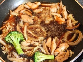 step3: 將醬汁倒入煮滾