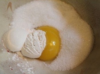 step1: 將蛋黃/糖/麵粉攪拌成團