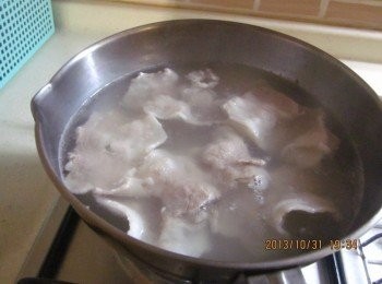 step2: 豬五花肉片燙熟撈起瀝乾灑塩調味