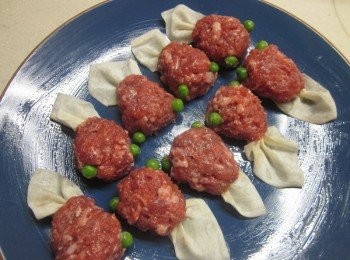 step5: 取一個盤子,上面抺上香油防沾,再把做好的金魚擺在上面,水滾放入鍋中以中小火蒸10分鐘