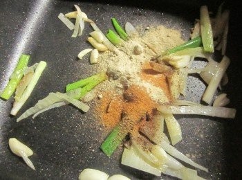 step2: 加入葱.薑.蒜.洋蔥炒香再續放花椒塩.白胡椒粉.辣椒粉.豆瓣醬炒到香味出來