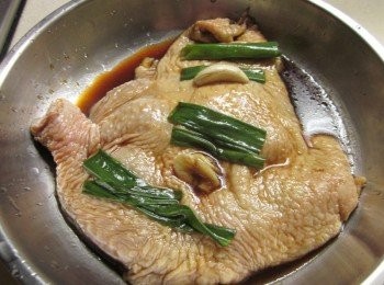 step2: 去骨雞腿洗淨放鍋中,和味全淬釀醬油露1大匙,米酒1小匙,糖1/2小匙.少許香油.白胡椒混合,放電鍋約一杯量米杯的水去蒸