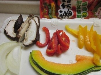 step2: 將你喜愛的蔬菜削或切成薄片