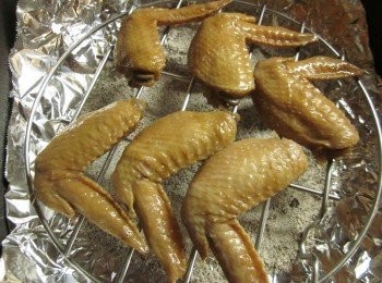 step4: 取一個架子放炒鍋,雞翅排列好,開火至有煙冒出時開始計時5分鐘,時間到關火再悶5分鐘即可