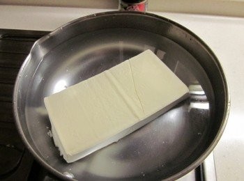 step2: 豆腐放鍋中煮15分鐘後倒掉水再重煮,此步驟重覆三次