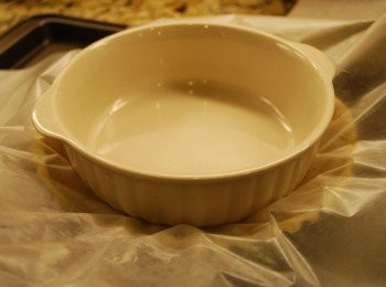 step2: 派皮上墊一層烘烤紙，壓上烤盅，於375度F烤箱烤10分鐘，接著取出烤紙及烤盅，繼續烘烤10分鐘 (有烘焙豆或是米、豆子最好，我是用最原始的方法代替~)