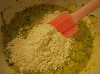 step5: 分次拌入所有乾性材料(麵粉、小蘇打粉、泡打粉與鹽)