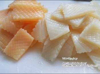 step1: 蒟蒻花枝洗淨後切小塊。
