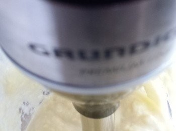 step6: 榴槤醬做法:
榴槤肉用攪拌機打爛，加入淡忌廉及牛奶拌勻，做成榴槤醬。