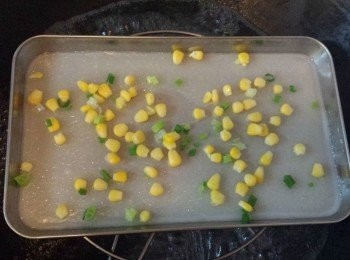 step4: 蒸1分鐘後，灑上粟米及蔥花。