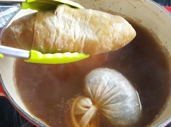 step4: 除大豆芽外，將食材放入滷水中，中火煮20分鐘。