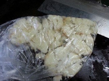 step4: 馬蹄去皮用食物袋裝起用菜刀拍碎