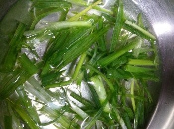 step2: 蔥切段(留起蔥白)其餘再切成絲,浸一浸水便成蔥花