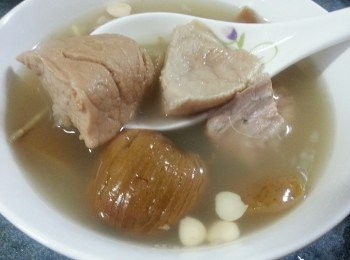 step6: 用4500g水煮滾,加入各材料煮3小時,落少許鹽調味即可

(此湯清熱潤肺,對咳嗽.喉痛.聲音沙啞,唇舌乾燥.便秘有療效作用)