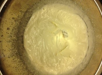step2: 淡忌廉用打蛋器快速打勻至6成, 大概4分鐘左右