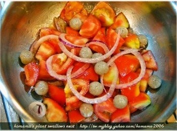 step4: 放入起司口味的黑木耳QQ圓與醬汁，攪拌均勻後，放入冰箱等待入味。