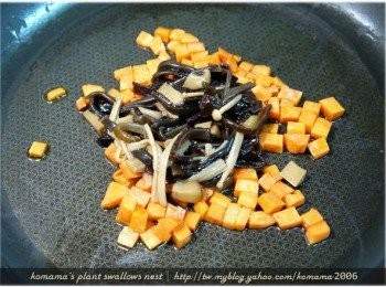 step5: 加入適量的香菇昆布黑菇醬來增味，並稍微拌炒一下。