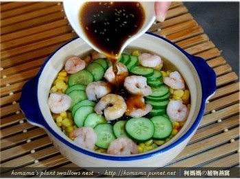 step10: 最後將涼拌醬汁淋灑在<span class="group_1">食材</span>碗中，放入冰箱冷藏一小時後，即可冰涼享用！