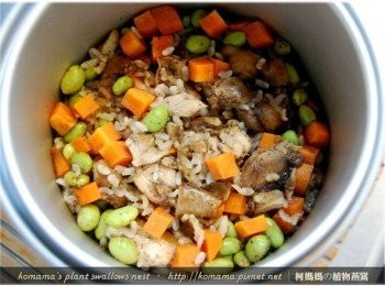 step6: 待電鍋跳起後，再悶煮10分鐘左右，即可立即盛飯享用。享用前可在灑上些許黑胡椒、巴西利來增味與增色！！