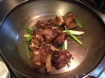 step3: 取炒鍋爆香蔥段、薑片，放入作法2煎至微焦，放入調味料的醬油、糖及少許水煨煮，待排骨熟成、湯汁略為收乾備用。