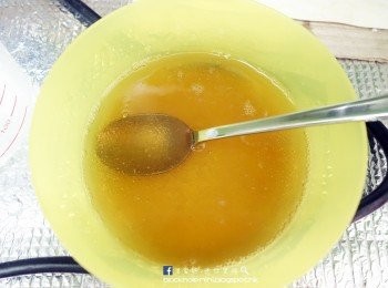 step3: 魚膠粉加入熱水攪拌直至溶化，再倒入凍水和椰汁。