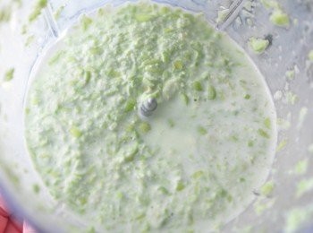 step3: 利用調理機將毛豆仁快速攪拌，不需到非常綿細，保留一些豆渣狀