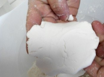 step2: 成團後燒一鍋水，取一小塊的米糰壓扁