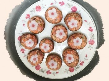 step8: 放入電鍋中蒸約10-15分鐘(視香菇大小、餡料多寡而定)