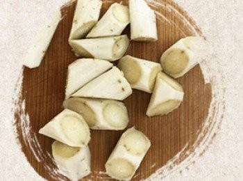 step6: 牛蒡切塊後泡醋水以免變色。