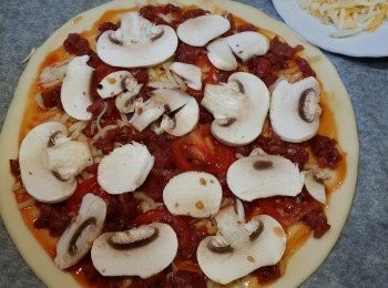 step6: 然後鋪上牛柳碎, 車厘蕃茄片和蘑菇片.