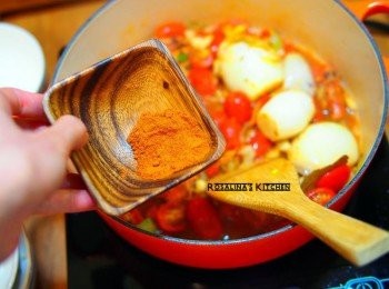 step14: 14.一大匙的印度綜合香料，葛拉姆馬薩拉 Garam masala。 慢慢的把小番茄煮軟。(小番茄很容易煮透)