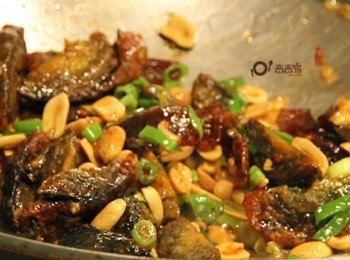 step3: 鍋倒入少許<span class="group_2">花椒油</span>，放入蒜末、蔥白、辣椒乾爆香，加入皮蛋、倒入醬油、蕃茄醬、糖、花生拌炒，起鍋前倒入烏醋灑上蔥綠拌炒即完成。