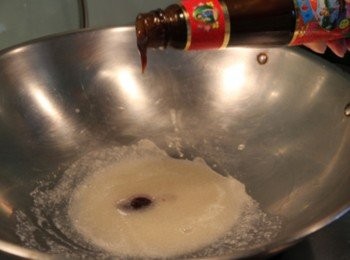 step3: 將蒸絲瓜湯汁倒入鍋中，轉小火加入馬鈴薯泥與堅持採用上等鮮蠔提煉，確保每一滴都是精華所在的李錦記舊庄特級蠔油調味後淋在絲瓜盅上，放上香菜葉裝飾即完成。