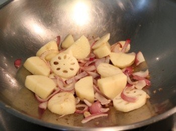 step2: 平底鍋倒少許油加熱，放入雞腿煎香後取出。再放入洋蔥絲炒香，倒入高湯，放入馬鈴薯中火煮滾後，放入蓮藕待熟後，放入雞腿塊、甜豆略煮。