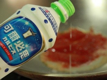 step4: 鍋開火加少少油倒入蕃茄醬、可爾必思小小火煨煮醬料後放入肉塊、少許鹽調味，