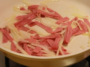 step3: 鍋倒少許油放入洋蔥絲炒香炒軟放入火腿片絲炒香取出。原鍋放入菠菜葉炒軟，加入奶油與少許鹽拌勻取出。