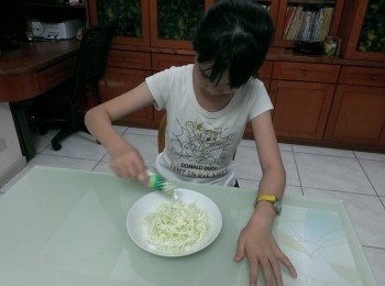 step2: 將高麗菜絲、美乃滋、白胡椒粉拌在一起。