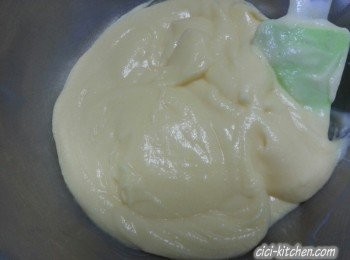 step4: 將一層酥皮, 鋪一層吉士醬, 放一層芒果片, 再鋪一層吉士醬. 將這個步驟重複一次, 頂層丙放一層酥皮, 鋪上芒果及汦灑上糖霜作裝飾之用, 即成.